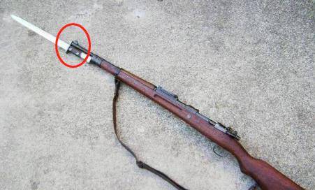 二战时日本三八式步枪带的刺刀有个钩子是做什么用的