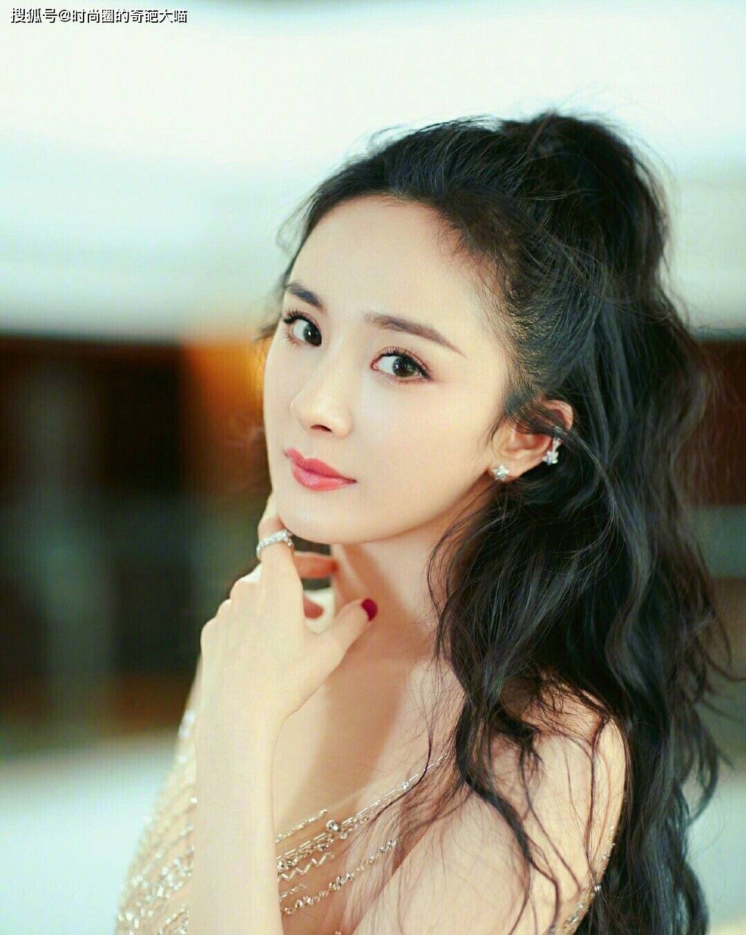 上镜|长发难打理又毛躁？学会俏皮半扎发，脸型变小巧还十足上镜