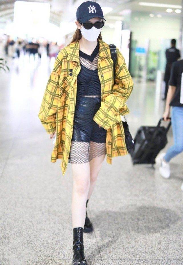 戚薇为秀身材,故意穿"渔网裙",谁知却衬得腿像抹了面粉一样白
