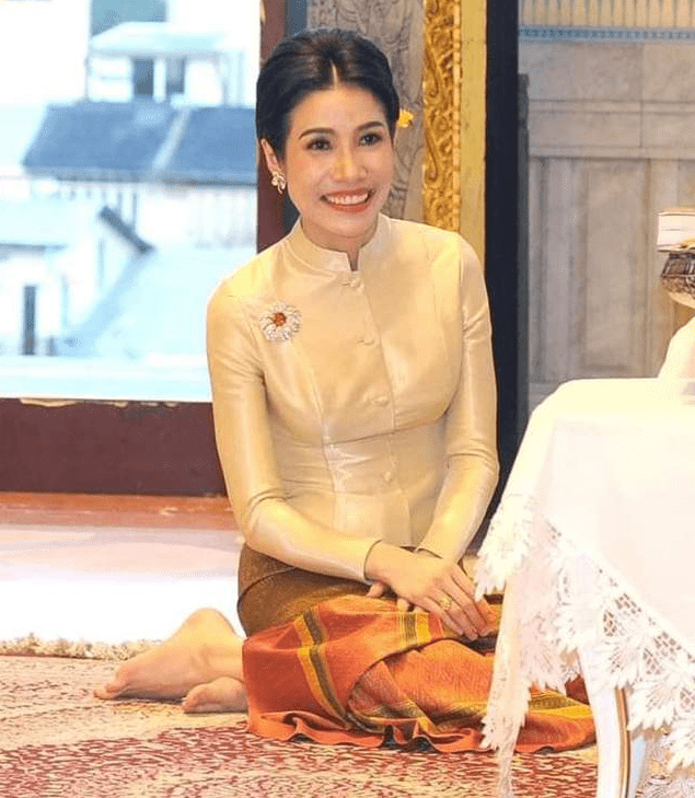 连换|诗妮娜衣品提升了！连换两身传统裹身裙，黄色明艳黑色高冷显稳重