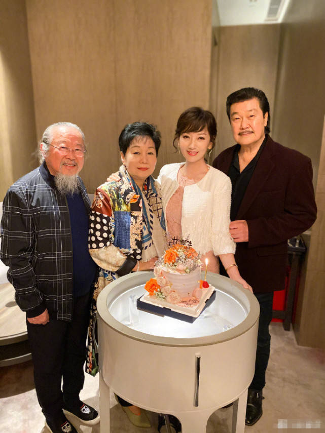 赵雅芝庆生获老公陪伴,玩钞票蛋糕笑成眯眯眼