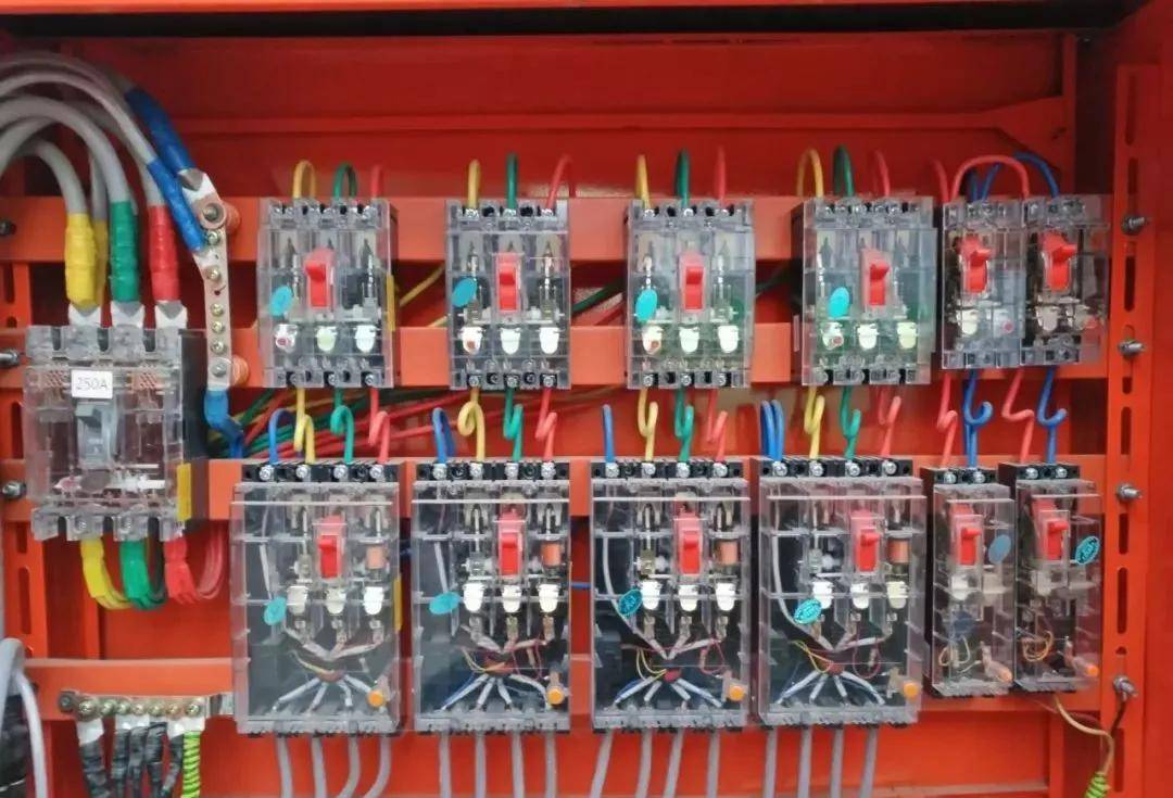 安全人“看着”都舒服的图片