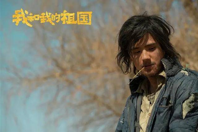 23岁刘昊然手拿保温杯开工,穿着松垮步态悠哉