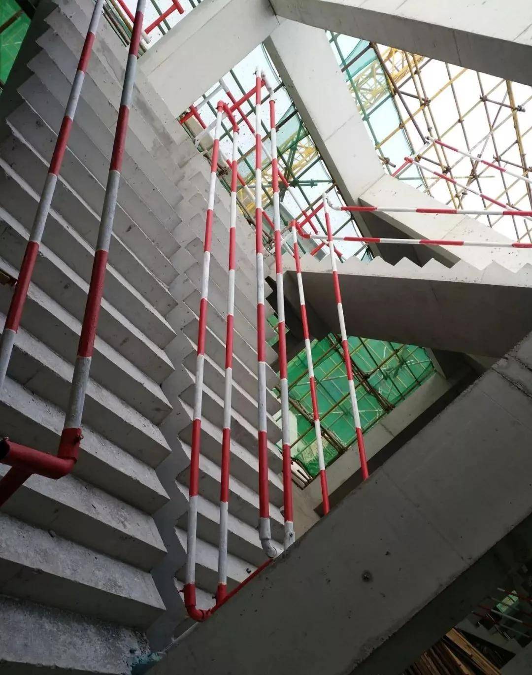 安全人“看着”都舒服的图片