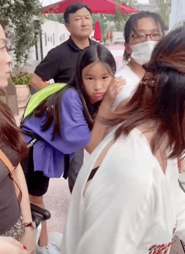 张庭女儿喊话网友:我又不是靠脸吃饭