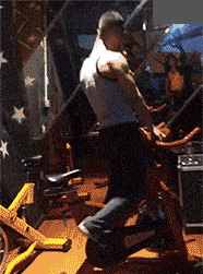 搞笑gif-三笑:大妈,你真会玩,这都能玩出秋千的节奏?