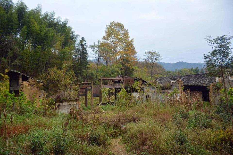 山村老屋建成100多年楼房躲在老屋后面村民称好地方