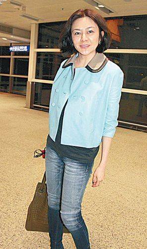 审美|关之琳中式风上衣配紧身裤走秀，但颈纹和松弛皮肤仍暴露年龄