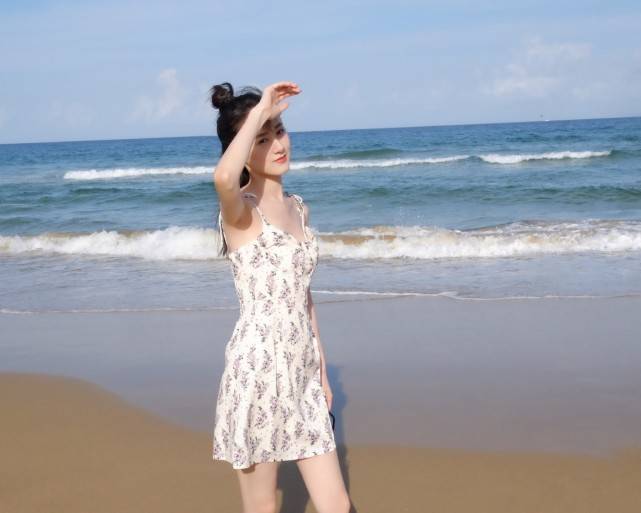 原创袁冰妍穿吊带裙在海边拍照,肤白貌美很吸睛,这小细腿更是绝了