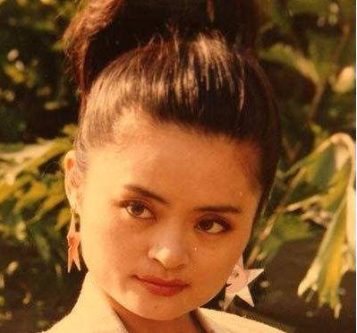 曾红过毛阿敏,破产被亲弟打成脑震荡,62岁靠做保姆养女儿