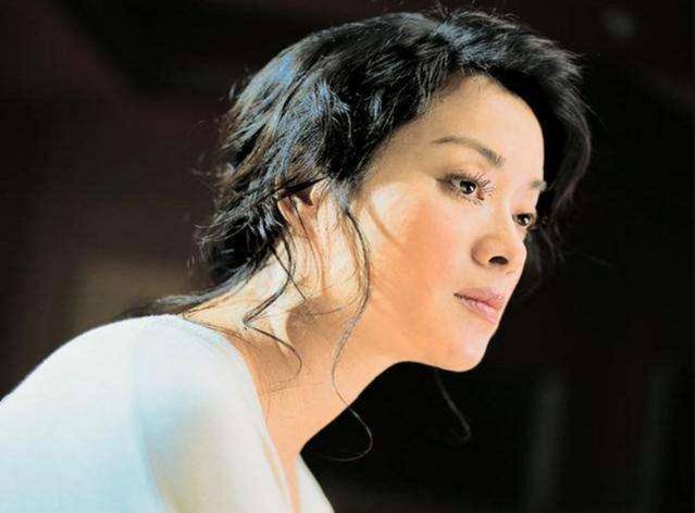 曾红过毛阿敏,破产被亲弟打成脑震荡,62岁靠做保姆养女儿