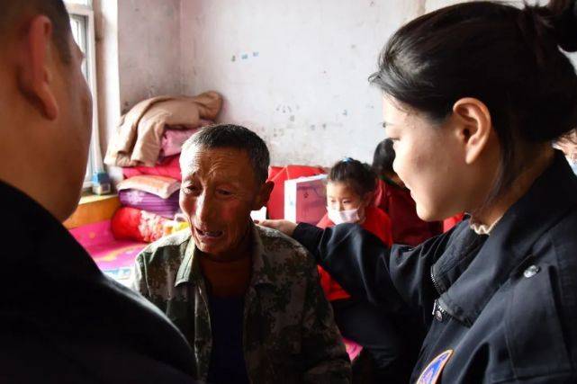 “傻”母亲拉扯智障儿子|清水慈善帮扶困难家庭