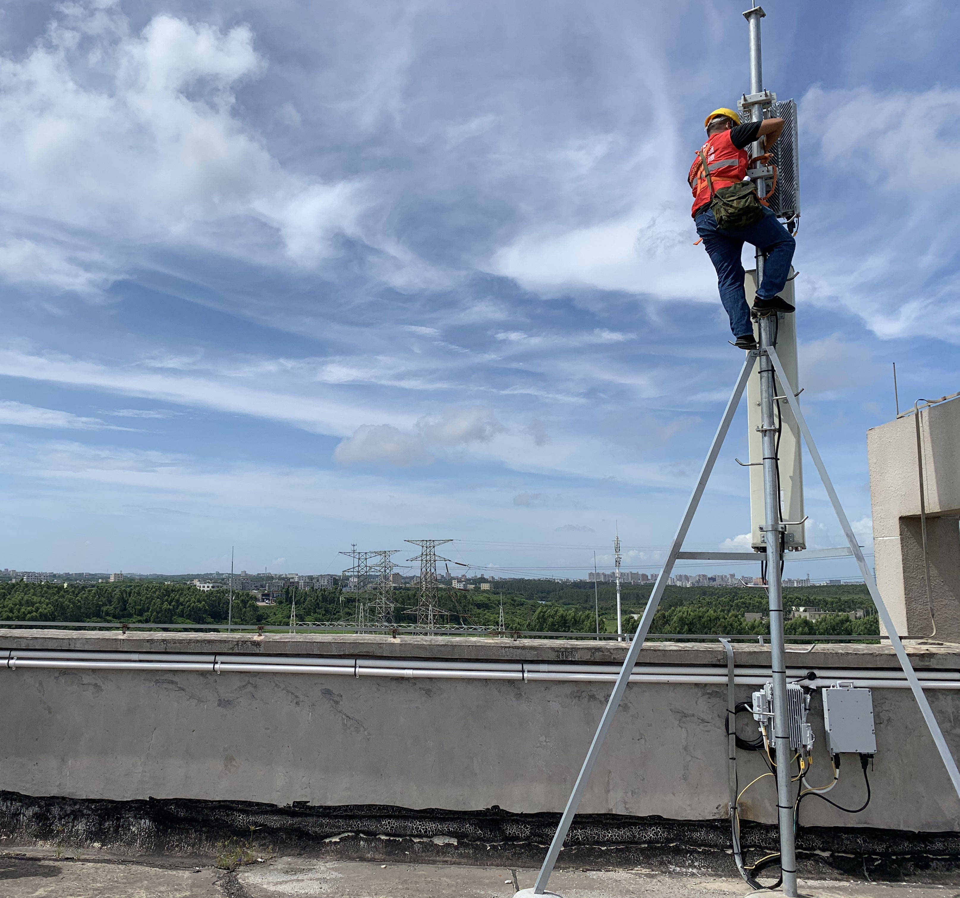 据悉,截至今年10月,中国联通在厂区内已建设并开通了25个5g基站,实现