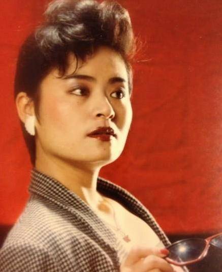 曾红过毛阿敏,破产被亲弟打成脑震荡,62岁靠做保姆养女儿