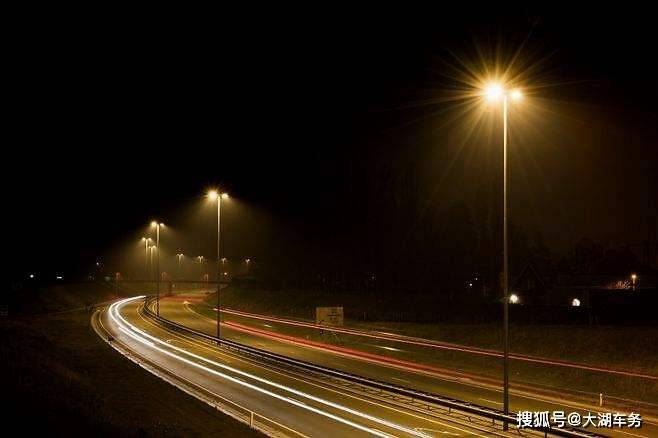 不管高速路有没有路灯,夜间在高速公路上行车时,一定要注意路面上的