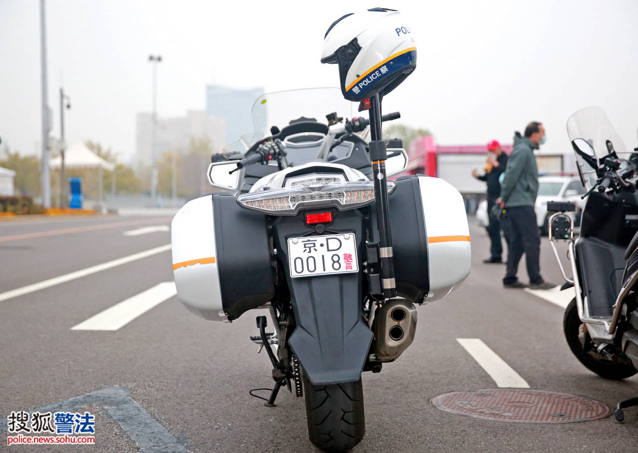 先睹为快!春风cf1250j警用摩托车现身北京街头 北京交警已批量列装