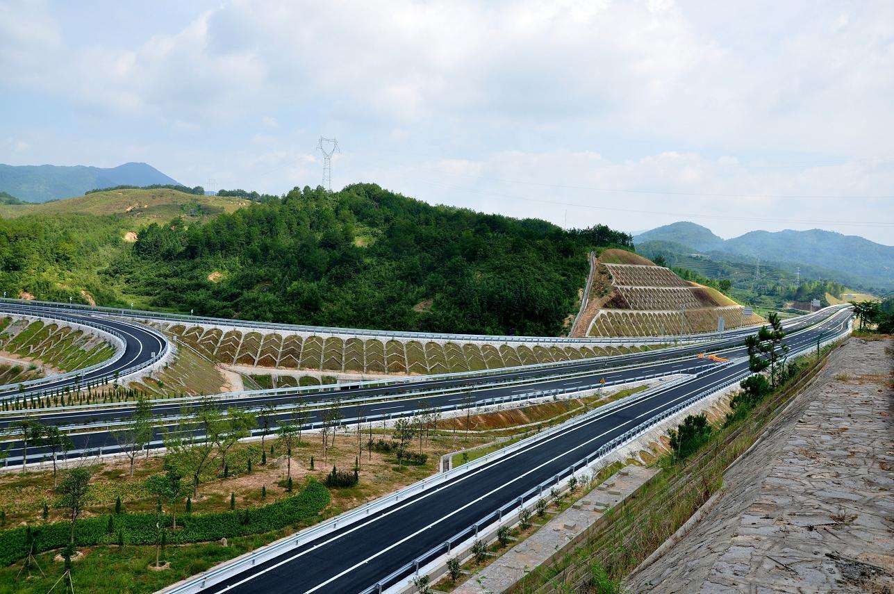 贵金古高速公路.