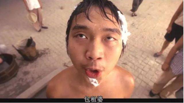 如花的本名叫做李健仁,其也可以说是周星驰电影中的常客了.