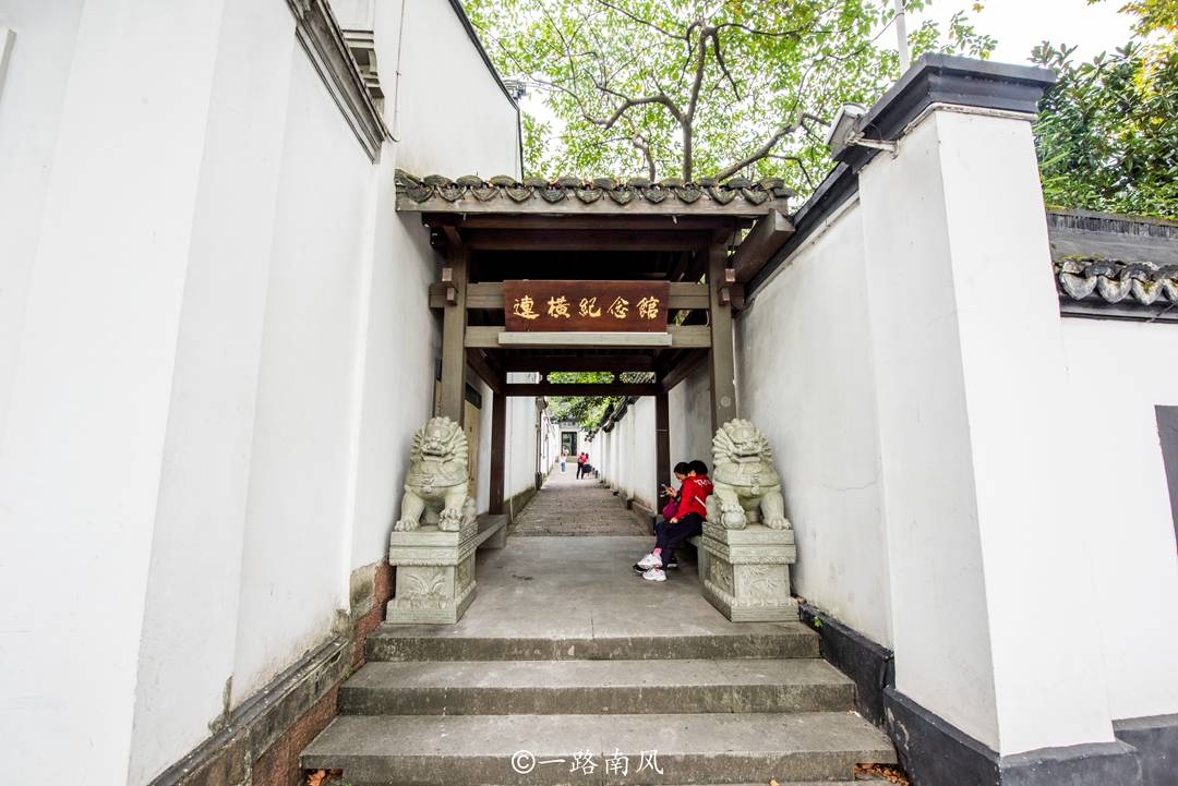 杭州不知名千年寺庙，附近是热闹的西湖，里面有棵1600岁古樟