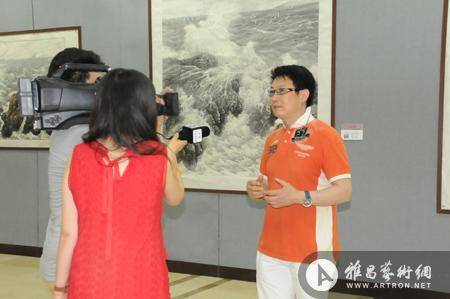 hth华体会最新网站：
宋明远老师画展 北京电视台采访杜猛先生(图1)