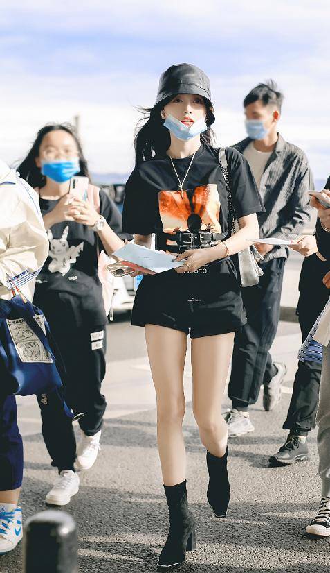 原创吴宣仪是真腿精啊热裤搭高跟短靴长腿逆天p都不敢这样p