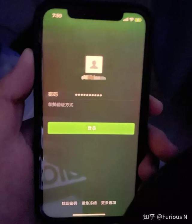 亮度|绿了？我薅了十几台iPhone12，来测试绿屏事件