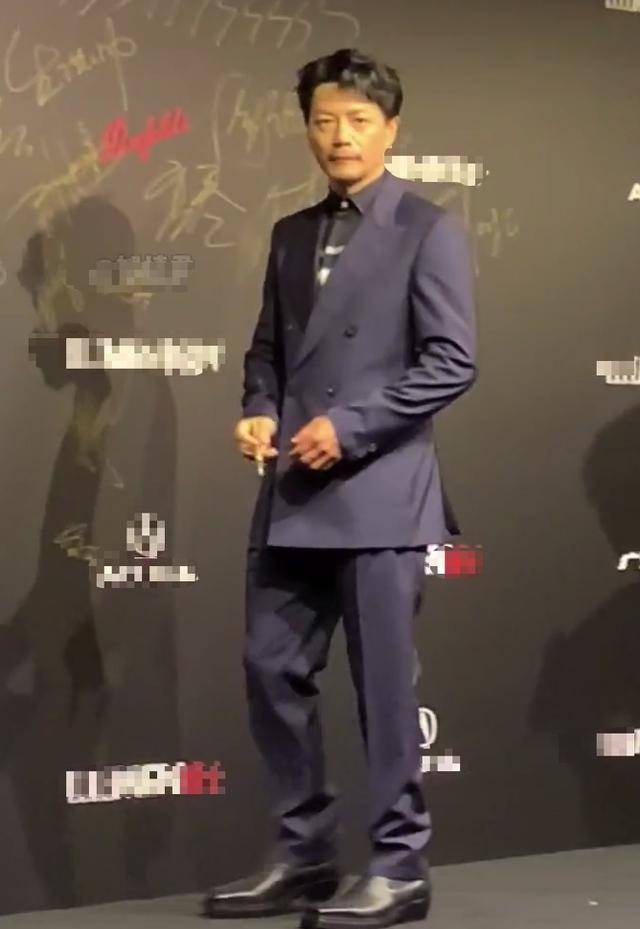 段奕宏走红毯双眼朦胧,走路虚浮像是还没睡醒?鞋子超大似巨人脚