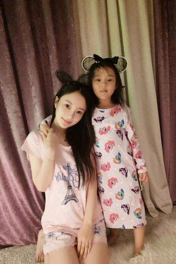 李小璐带甜馨摘草莓,甜馨一个小动作惹人心疼,单亲家庭懂事早