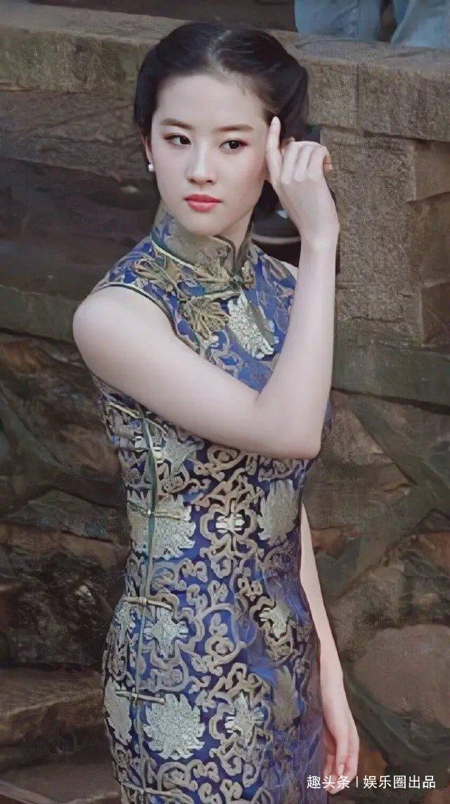 刘亦菲穿旗袍在河边拍照,眼神冷酷动作优雅,尽显贵妇高贵气质