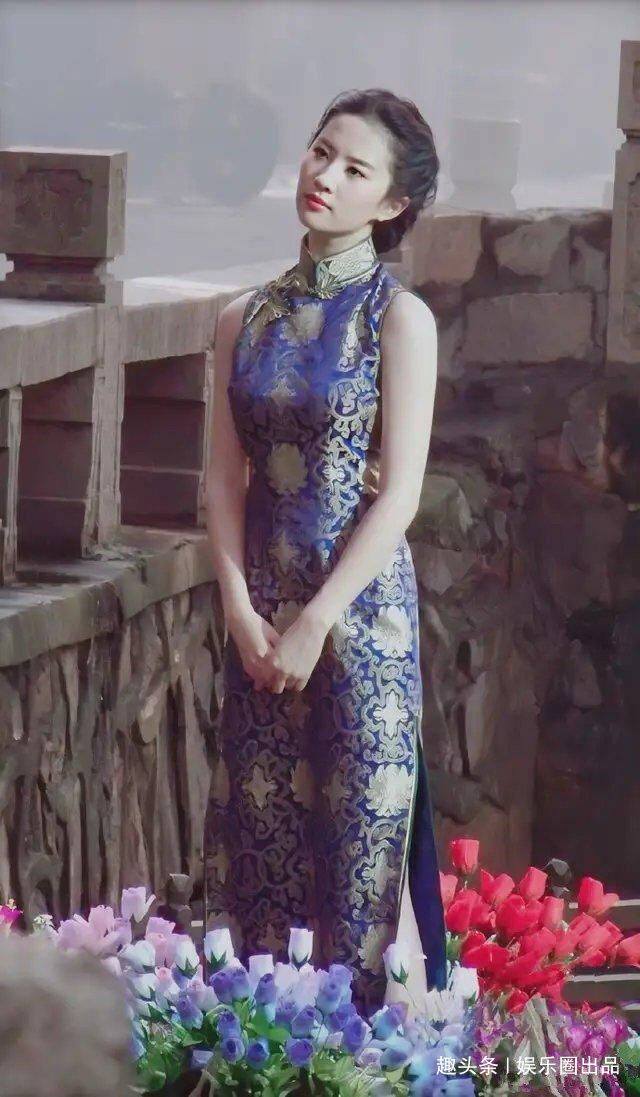 刘亦菲穿旗袍在河边拍照,眼神冷酷动作优雅,尽显贵妇高贵气质
