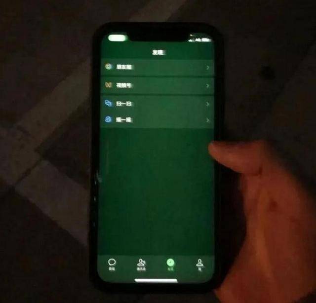 软件|绿到发慌！iPhone 12屏幕翻车，苹果：软件问题，升级会好