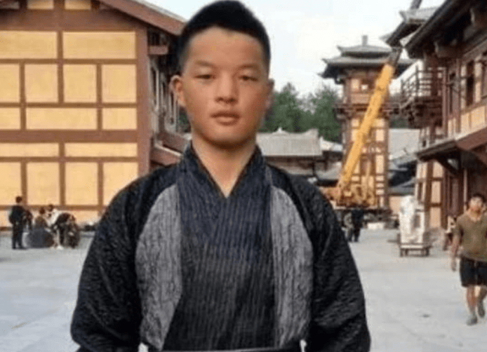 连亲妈都嫌他丑,却被周星驰看中一炮而红,今18岁颜值逆袭_手机搜狐网