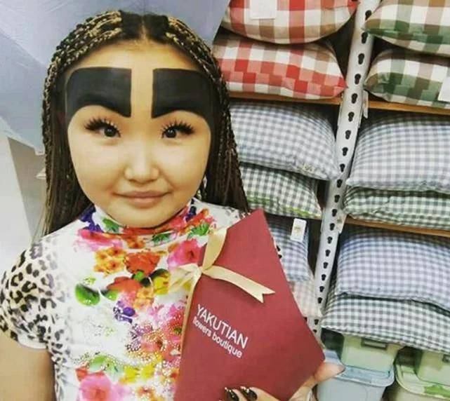 女孩|当年痴迷“粗眉”的女孩，眉毛宽占了半个额头，如今她怎么样了