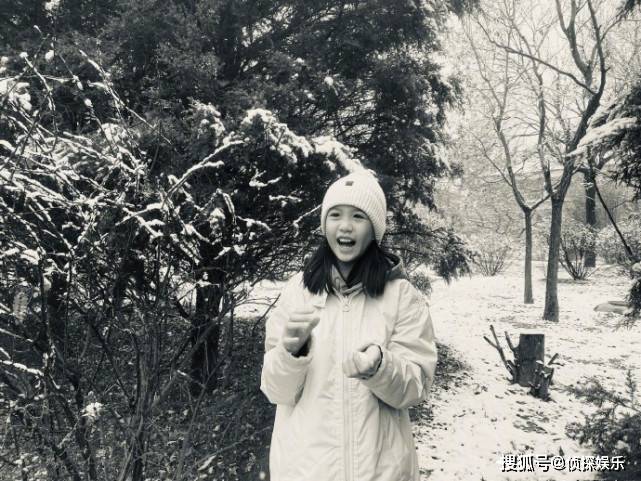 钟丽缇带两女儿玩雪，考拉开心大笑，Jaden化红唇