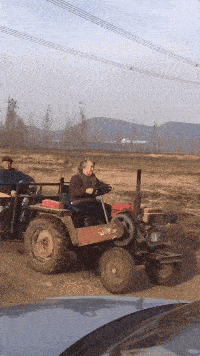 怕油蹦脸上,把儿子光头强面具带上了!