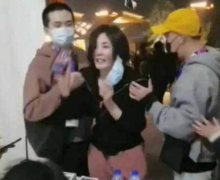 王菲返京当天谢霆锋带猫离开,知名娱记再发声:两人已分手