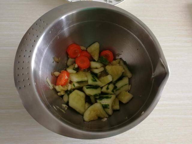 如何切黄瓜成串 04f27587a2834849aafa89496e45ce98.jpeg