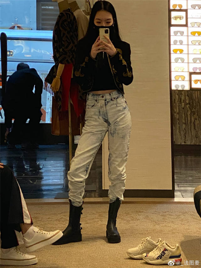 李咏女儿近照曝光,身在美国留学,和章泽天是校友