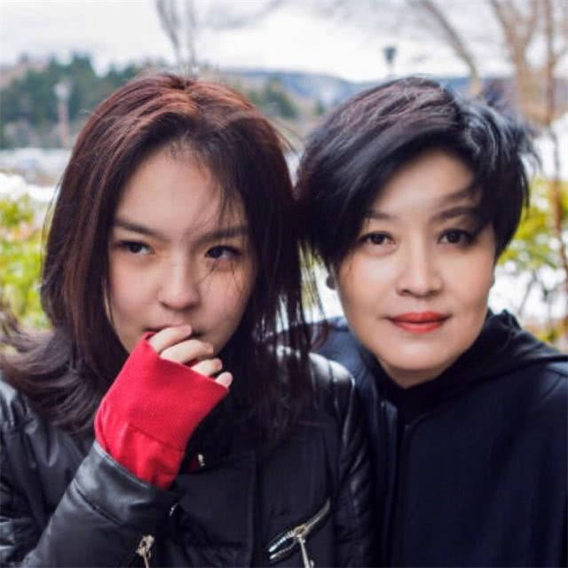 李咏女儿近照曝光,身在美国留学,和章泽天是校友