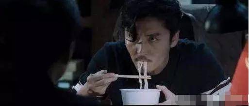 《隐秘而伟大》口碑爆棚，最火的不是李易峰，
