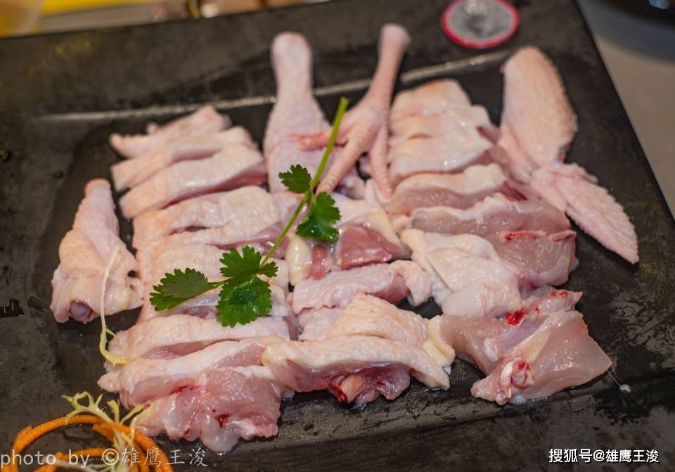 原创王思聪三刷椰小鸡,汤汁香甜,鸡肉鲜嫩,一大锅都不够喝!