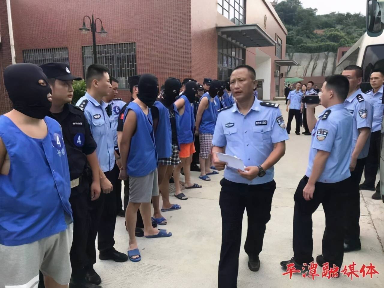 扫黑除恶斗士喊破嗓子不如干出样子他为民撑起平安伞