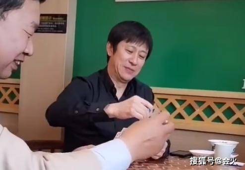 52岁解晓东罕露面,帅气不减却被指气质变太多