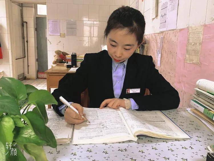山西临汾市翼城县汉德园中学高三年级教师席灵芝风采
