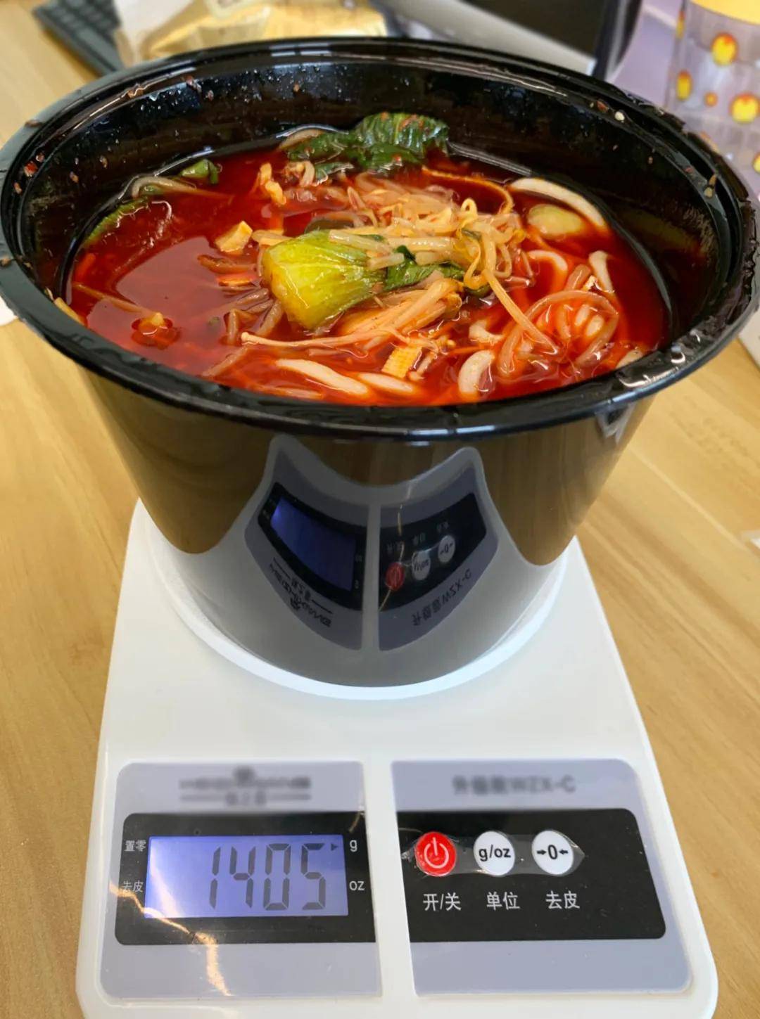 保持秘诀，也给外卖党们提供些减脂参考。热量“炸弹”组重辣版过桥米线这真诚感人的份量，1405g！ 选