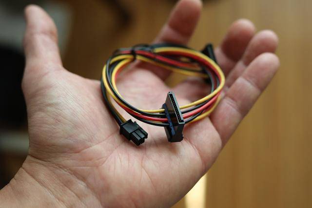 英特尔ATX12VO实物图分析,台式电脑电源的未来