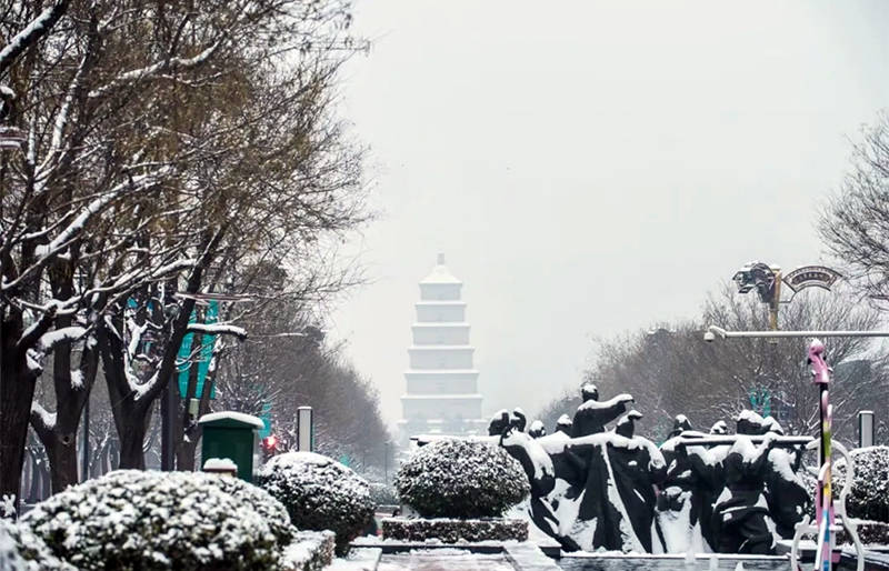 大唐芙蓉园晚秋的银杏还未落完,漫天飞舞的雪花已将园区装扮一新.