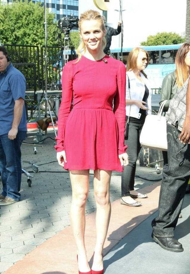 布鲁克林·戴可儿穿红色连身裙,身材高挑有型,甜美迷人!