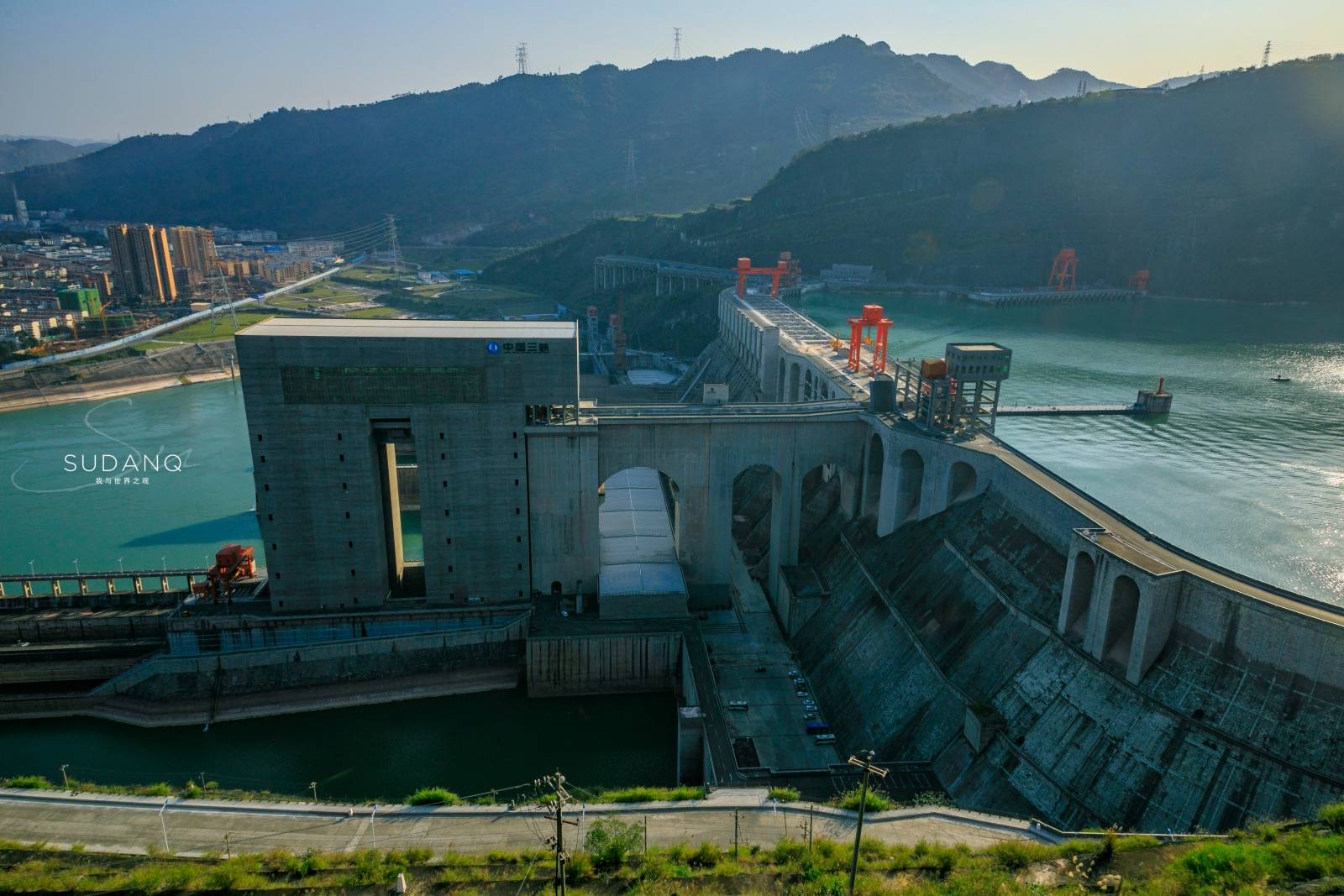 四川和云南隔江相望，建有世界第五大水电站，令金沙江变“青龙”