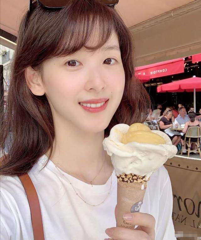 章泽天晒照庆27岁生日,自夸像18岁少女